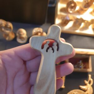 Croce in Legno con Natività Intagliata – Decorazione Cristiana Artigianale